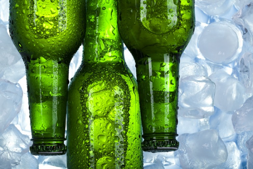 Вода в зеленой стеклянной бутылке. В бутылке зеленый. Пиво бутылочное. Пиво в зеленой бутылке.